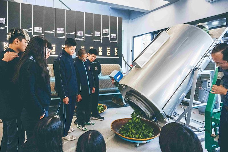國立關西高中結合製茶設備與校史展覽,帶領學生認識茶葉製程及產業記憶。