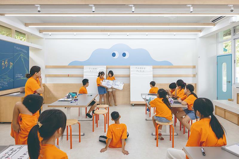 雲林縣華南實驗國小的「四季之丘」彈性多變的白板車提供學生在課程中自在表達、溝通及反饋的學習模式,實踐PBL課程的核心價值與精神。
