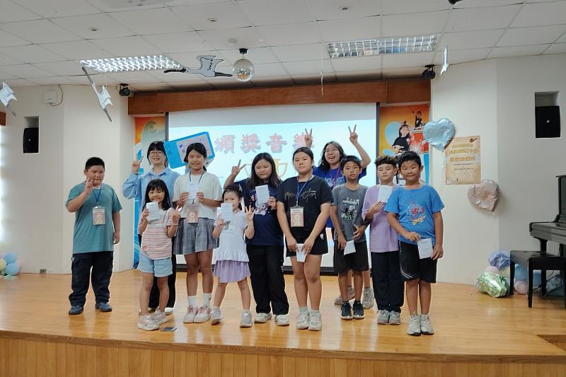 南大設計趣味大地闖關活動，建功學童在遊戲與團隊合作中培養思考及解決問題能力。