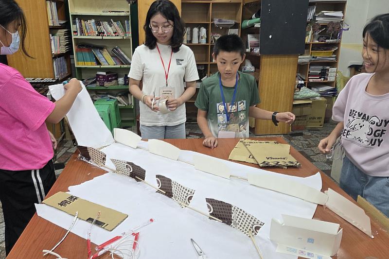 南大營隊教師引導建功中高年級學童完成「閃電麥坤」實作，在製作與測試中培養探究能力。