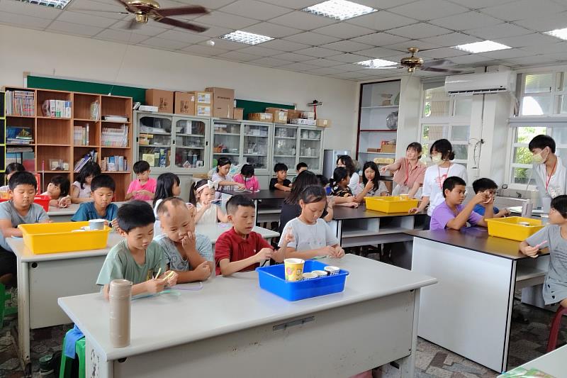 南大營隊教師與建功國小教師協力進行「泡泡不破術」，透過動手實驗引導學童探索科學原理。