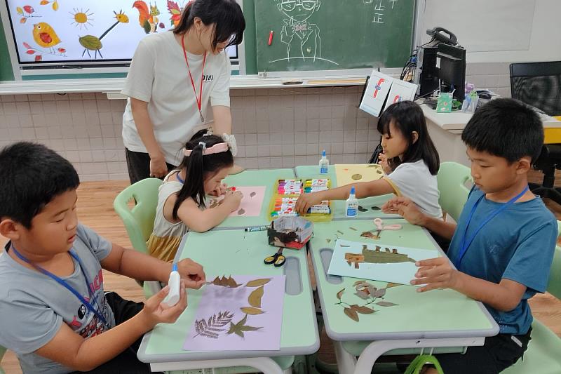 南大營隊教師帶領建功學童走進校園撿拾落葉，從植物觀察與探索中認識自然科學。