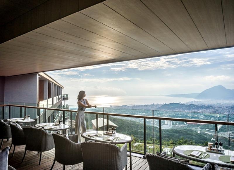 「ANA InterContinental Beppu Resort & Spa」則代表大分國際級度假酒店的另一面。飯店位於別府明礬地區山坡高處，擁有眺望別府灣與城市的絕佳視野，89間客房與套房融合現代設計及日本元素。