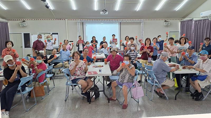 銘傳USR團隊走進社區舉辦窗花燈球手作工坊，與社區長者一同體會台灣傳統老屋窗花文化。