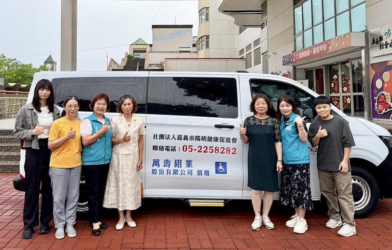 萬壽鋁業股份有限公司送暖 捐贈嘉義縣政府復康巴士