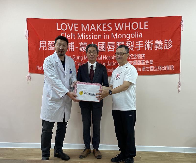 林口長庚醫院外科主治醫師羅綸洲教授捐贈醫療器材給蒙古國立婦幼醫院，由顏面外科主任Erdenetsogt j.代表受贈。