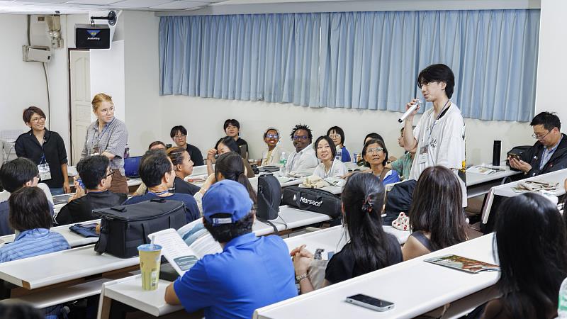 2026東北亞和平教育機構夏季培訓營於淡江大學進行，各國和平工作者於開幕式中自我介紹。（圖／淡江大學提供）
