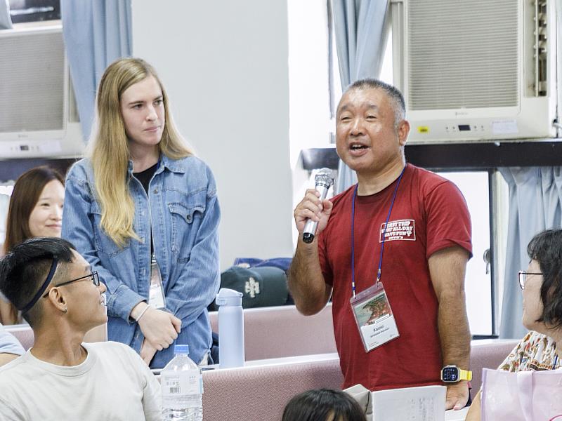 2026東北亞和平教育機構夏季培訓營於淡江大學進行，各國和平工作者於開幕式中自我介紹。（圖／淡江大學提供）