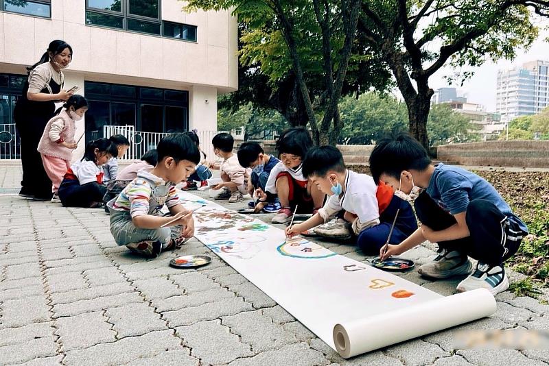 新竹附幼「新起點,『心』陪伴」引導幼兒透過五感探索校園環境,並以寫生方式記錄觀察與感受。