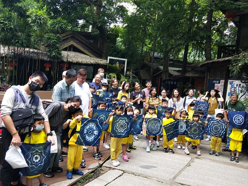 民富附幼「『布』一樣的排列」與家人走進藍染工坊共同創作,完成獨一無二的圖案染布。