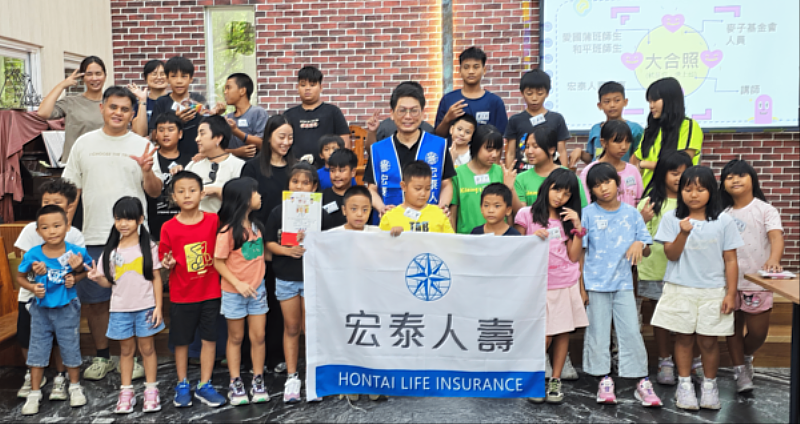 宏泰人壽經營企劃部張志安協理帶領團隊參與一粒麥子基金會藝術日活動。
