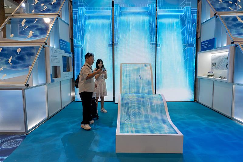 台電今年以大甲溪生態保育、韌性電力為主題參展，展區以壩體結構融合水流，展現大甲溪電廠的空間意象。