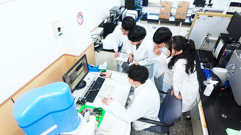 文化大學透過完整課程規劃與研究訓練,鼓勵學生依自身興趣與發展方向探索升學及就業可能。