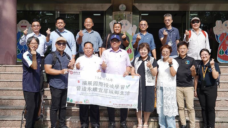 沙巴旅遊局主席拿督Datuk Joniston Bangkuai（左4）率團參訪南華大學，由葉月嬌副校長（右4）、林純純國際長（右3）與USR計畫共同主持人黃天祥（左1）一同接待。