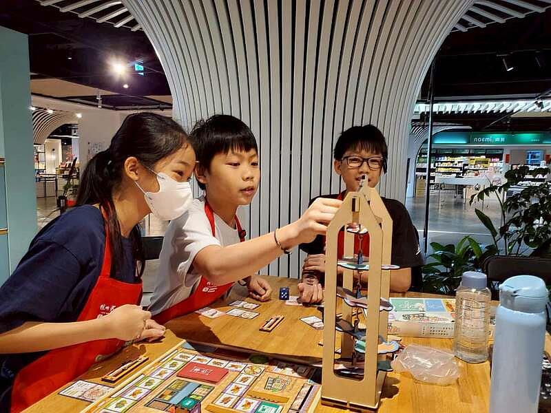 孩子透過灃食開發的《平衡地球美食家》永續桌遊玩中學，了解碳排放與環境永續的重要性。（灃食教育基金會提供）