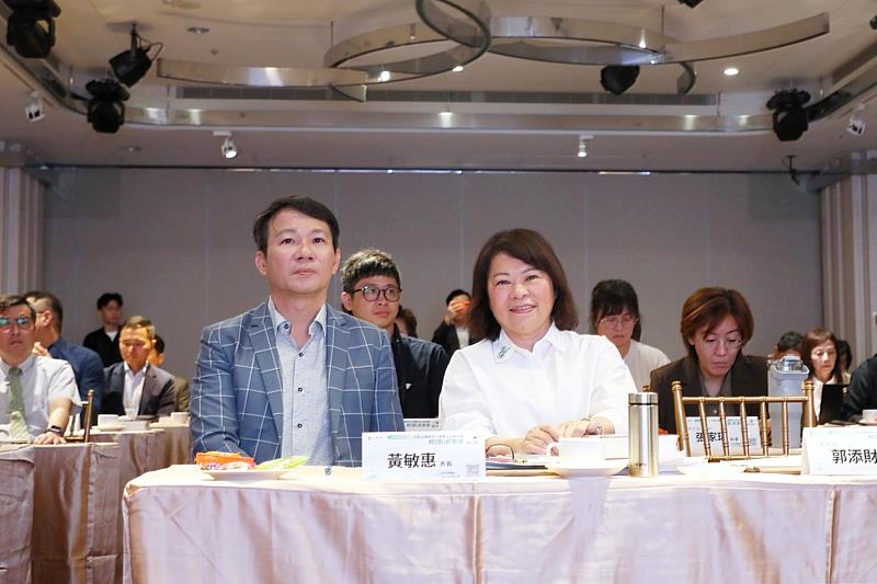 黃敏惠市長與李建興副社長合影。