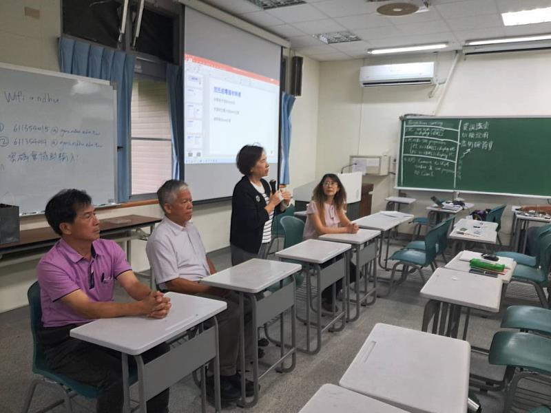 李枝桃執行長於座談會說明基金會業務與期許。