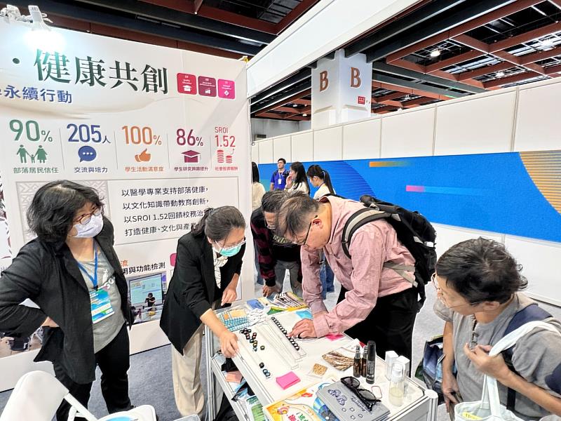 中山醫大於2026亞太永續博覽會展出多元健康促進成果，現場透過辨色力活動與民眾互動體驗。