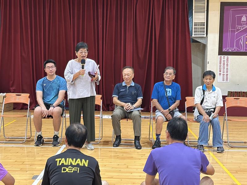 校長致詞歡迎羽球校友返校交流,南大以運動凝聚校友情感,共同回味珍貴校園回憶。