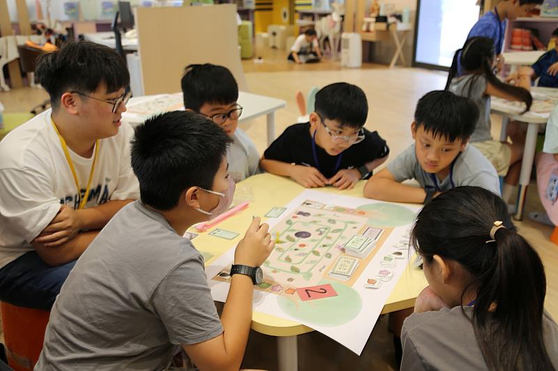 南大將遊戲融入食農教育，學童透過小Farmers桌遊認識植物知識，從玩樂中快樂學習。