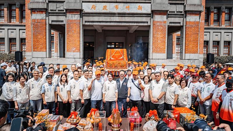 市長高虹安與市府同仁迎接城隍爺。