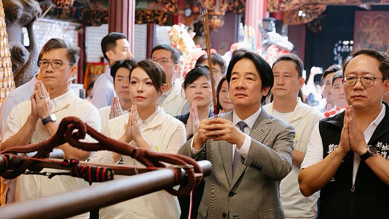 眾人祈福參拜。