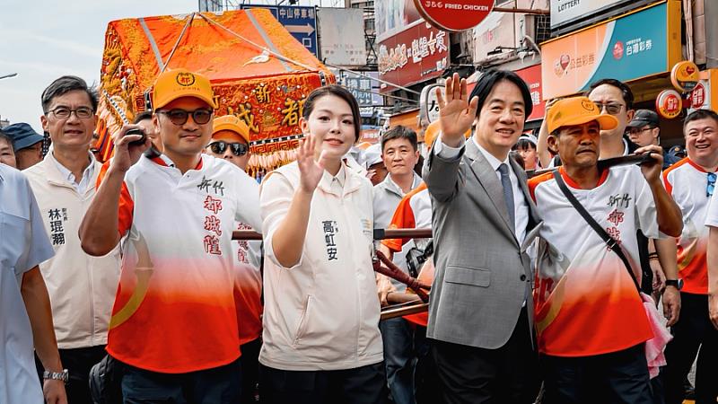 市長高虹安與總統賴清德恭迎城隍爺出巡。