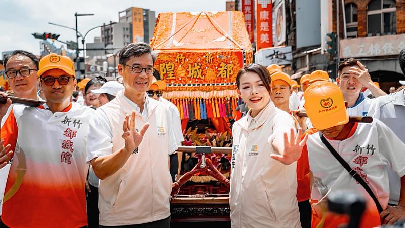 市長高虹安與副市長林琨瀚迎城隍爺出巡。