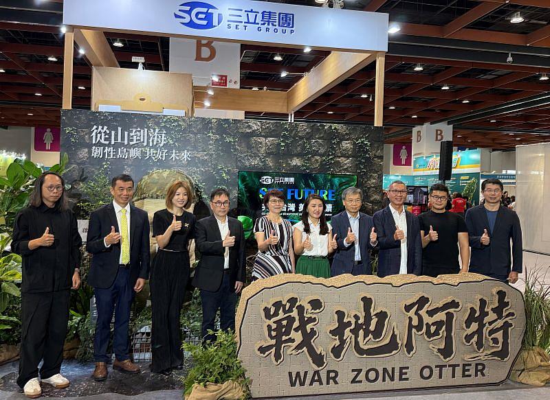 遠雄建設永續長謝清林與永續共好夥伴於展區前合影，紀念攜手合作，共同發揮永續影響力的一刻。