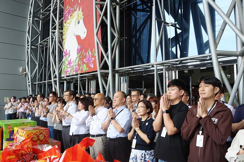 黃敏惠市長率領市府同仁拜拜祈福。