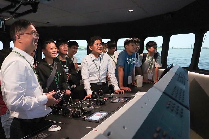 第2屆高中生環保營學員登上長榮海運船員訓練中心模擬船艙，身歷其境體驗海上航行實況。
