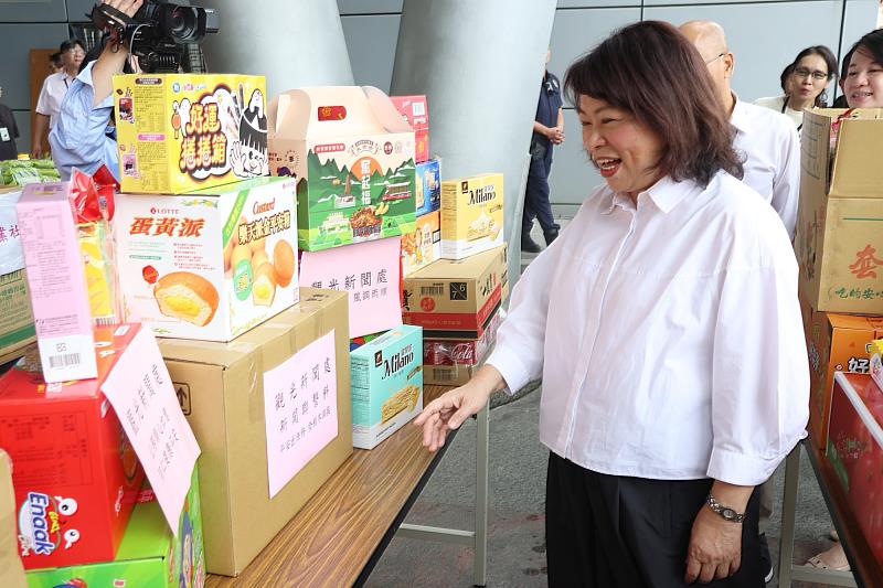 黃敏惠市長參觀同仁精心準備的創意供品。
