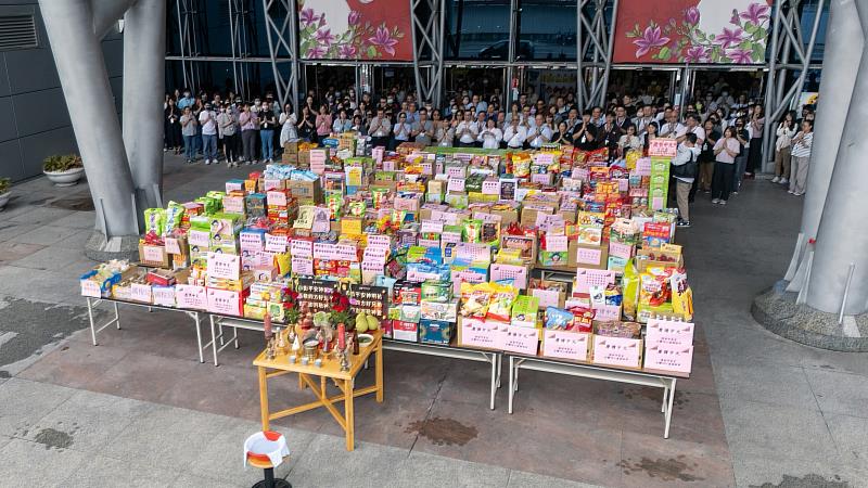 嘉義市政府中元普度拜拜祈福。
