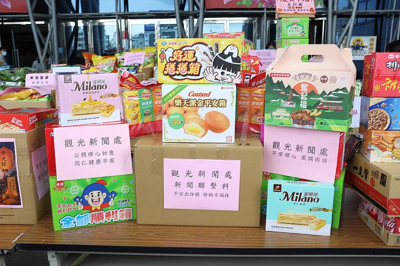 觀光新聞處在供品上展現巧思。