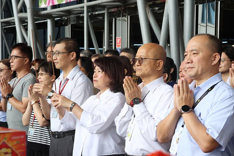 黃敏惠市長率領市府同仁拜拜祈福。