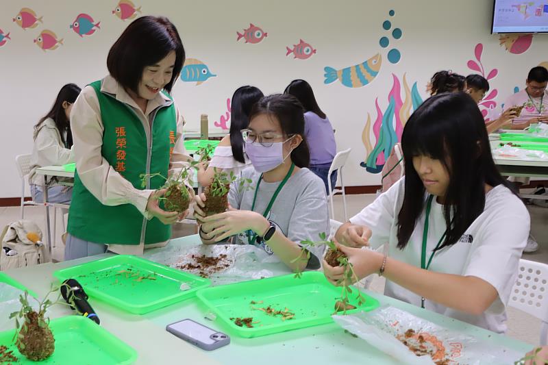 張榮發基金會執行長鍾德美（左1）與環保營學員共同參與植物苔球DIY活動。