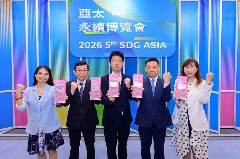 富邦金控5家子公司於第6屆「TSAA台灣永續行動獎」榮獲7項大獎，頒獎典禮由左起富邦人壽協理王美如、富邦產險執行副總曾義陽、富邦證券執行副總蘇鐘淦、富邦投信副總黃銘煌、台北富邦銀行協理王雅琦出席領獎。