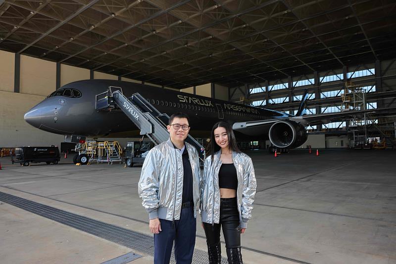 身為AIRSORAYAMA形象大使的「Kōki,」,日前特別搭乘星宇航空航班到桃園國際機場,親眼欣賞這架融合機械美學與航空藝術的獨一無二作品,並由星宇航空張國煒董事長親自導覽。