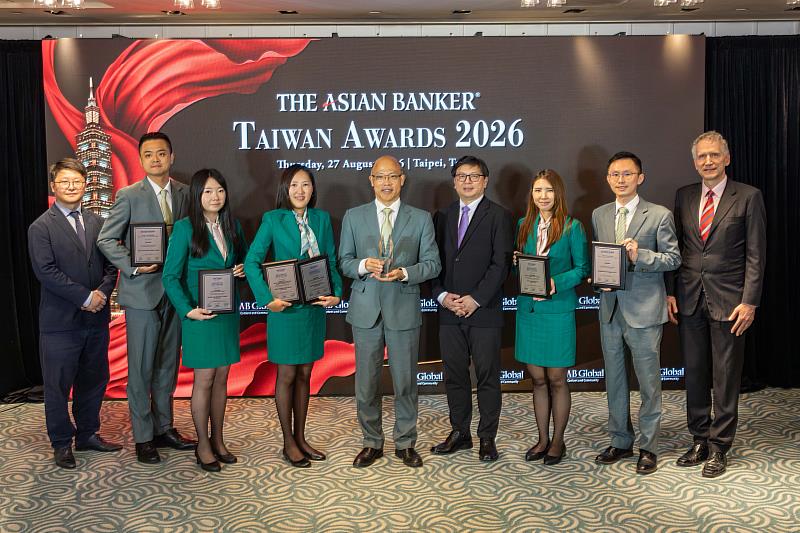 玉山銀行榮獲《The Asian Banker》8項大獎,由個金總處林榮華資深副總率隊領獎,展現玉山持續以科技創新與ESG為核心、深化顧客價值的經營成果。(圖/玉山金控提供)