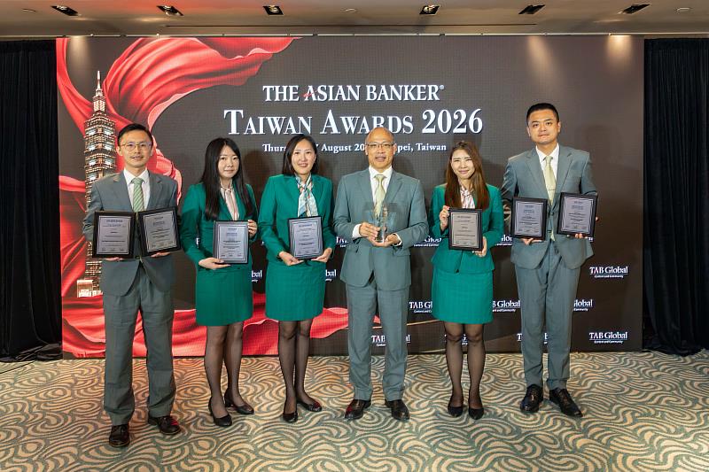 玉山銀行榮獲《The Asian Banker》8項大獎,由個金總處林榮華資深副總率隊領獎。(圖/玉山金控提供)