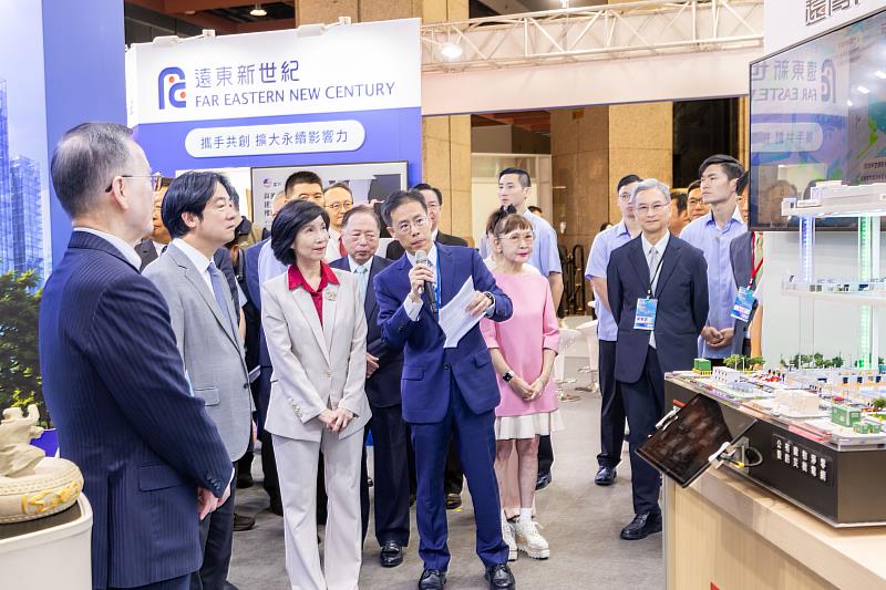 圖說：「2026第五屆亞太永續博覽會」今（27）日正式開跑，賴清德總統（左2）蒞臨遠東集團展區視察，並聽取遠傳電信「智慧環境水情監控」、「建物淨零暨防災微電網」兩大應用簡報，左3為遠傳總經理井琪。