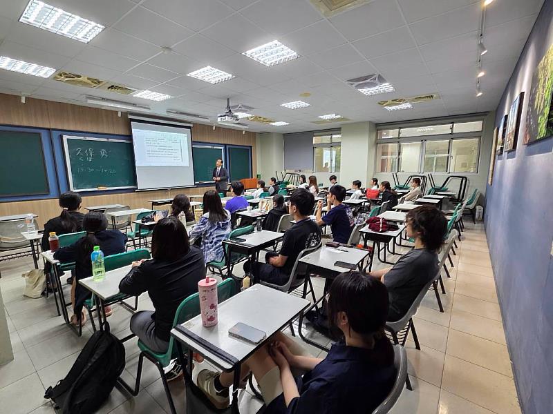 日本千葉大學久保勇教授親自主持日語分析課。