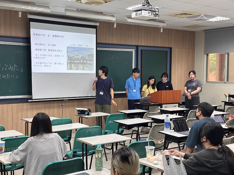 日本學生以「臺日公車差異」為題，與臺灣學員交流。