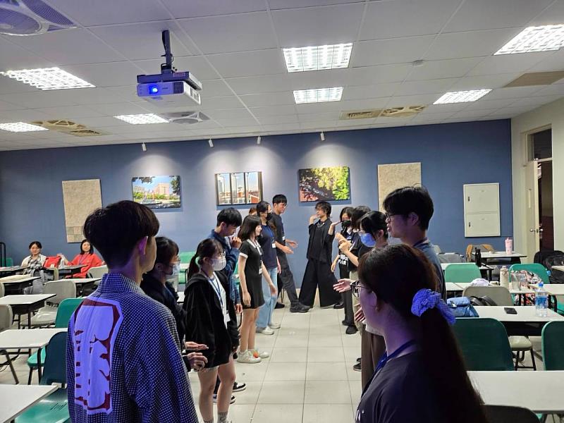 臺日學生參與團體遊戲。