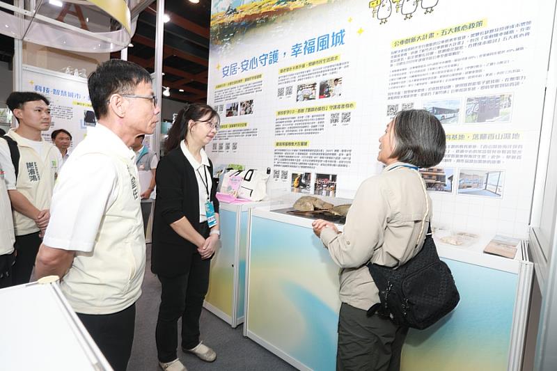 市府生態志工向秘書長進行生態解說。