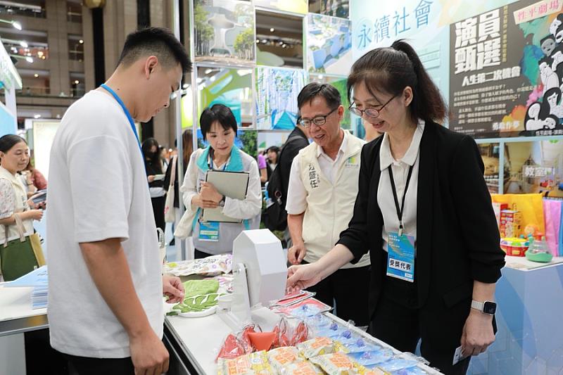 秘書長率隊至其他縣市展位交流。