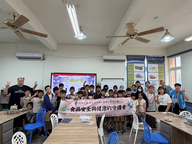 醫健院蔣育錚副院長USR團隊執行教育部大學社會責任(USR)計畫,師生與參與學生合影。