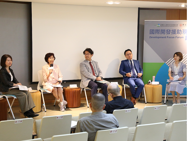 與談環節由國合會吳台生主任（左1）擔任主持人，國立政治大學國際事務學院院長盧業中（中）、政大企業管理學系教授林月雲（左2）、台灣經濟研究院研究員錢思敏（右1）及國合會技術合作處副處長陳俊儒（右2）則分別從理論及實務的觀點。