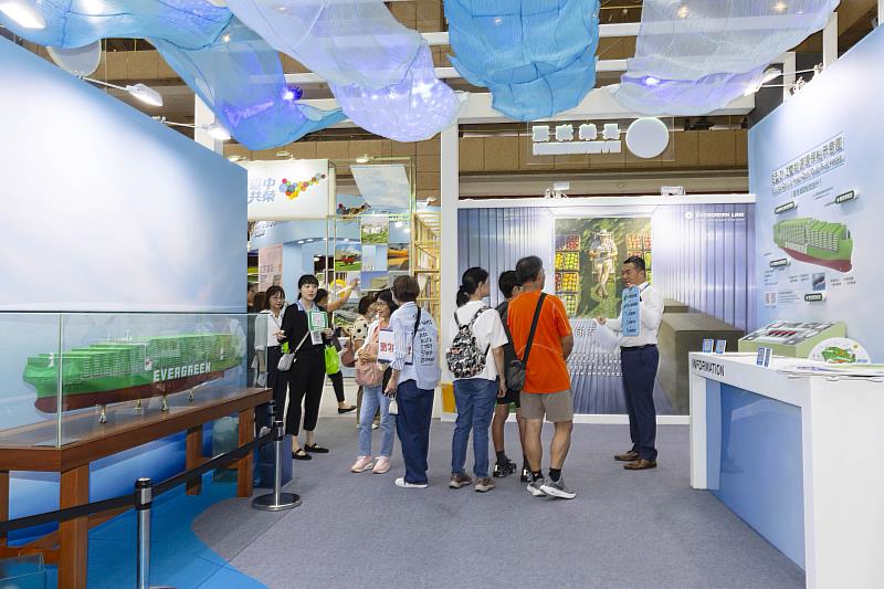 長榮海運導覽人員向民眾介紹智慧貨櫃、低碳船舶及永續航運的實際應用。