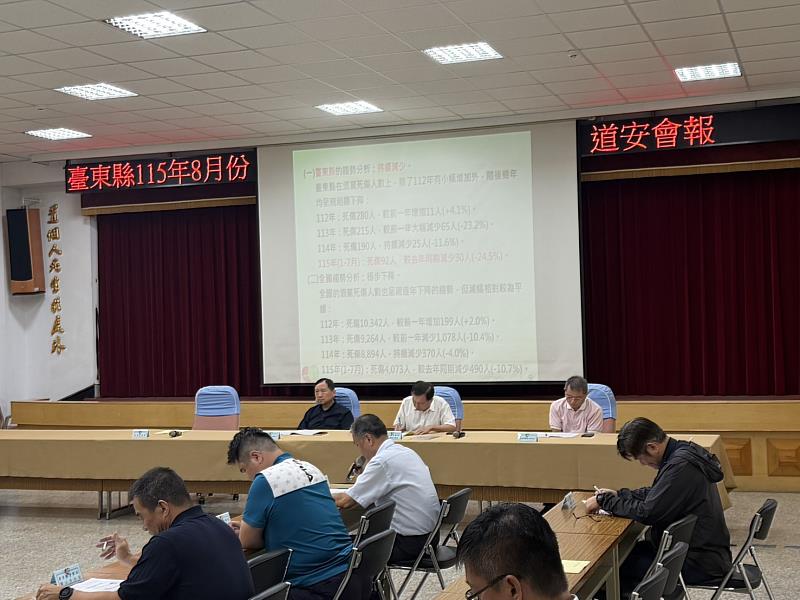 臺東縣召開8月份道安會報，王副縣長指示，開學在即，加強灌輸學生交通法規與路權觀念。